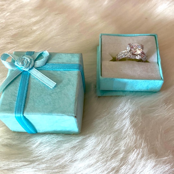 Beautiful sparkly sterling silver engagement ring - Picture 1 of 6